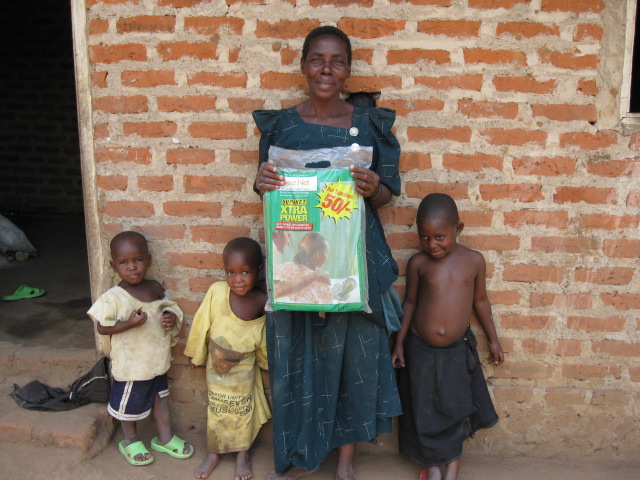 Fatuma Mutesi and her grand children (2)